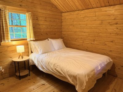 fern-glamping-cabin-queen-bed